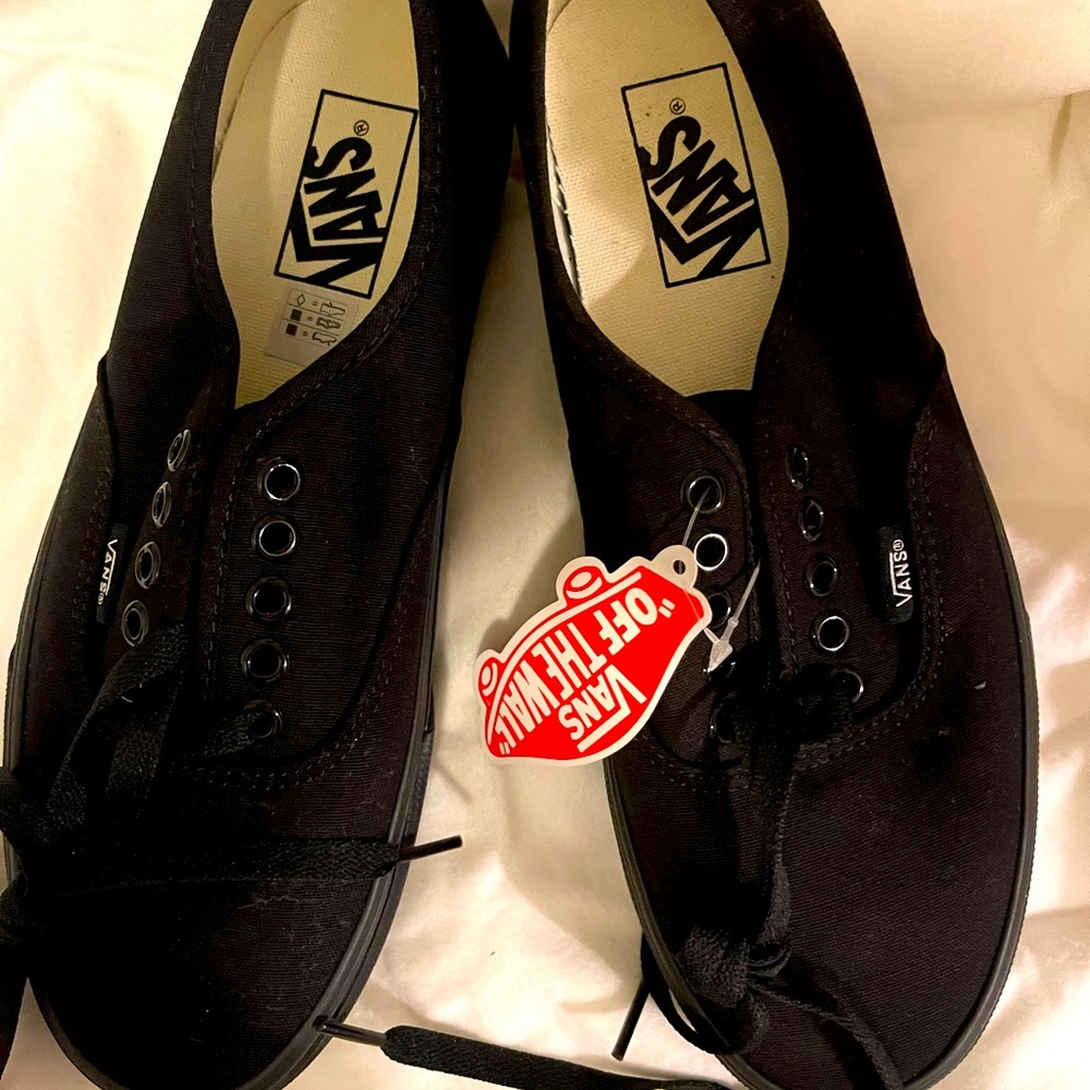 Men’s/women’s vans black sneakers size 8 in men’s and 9 1/2 in women’s